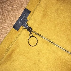 Gold mini skirt 🌞